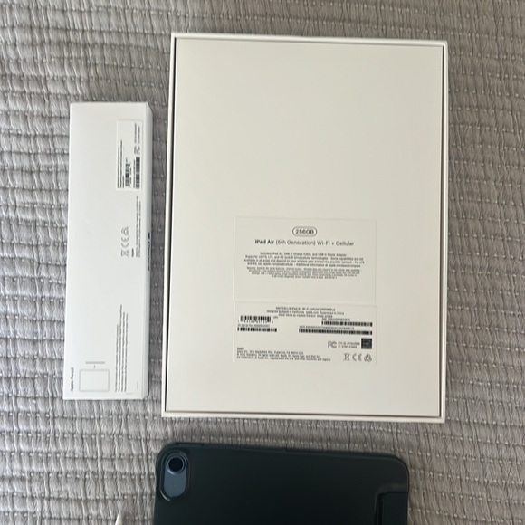 iPad Air 5th generation Wi-Fi + Cellular - Picture 6 of 8